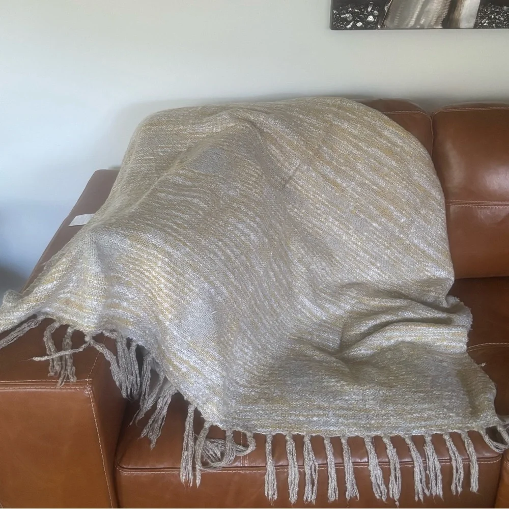 West Elm Acrylic Throw in EUC